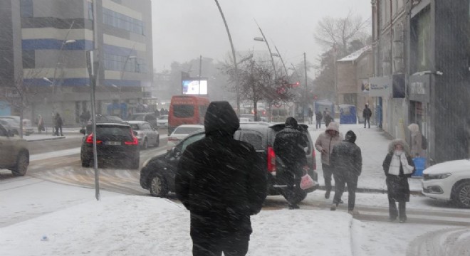  Erzurum'da yoğun kar yağışı etkili oluyor